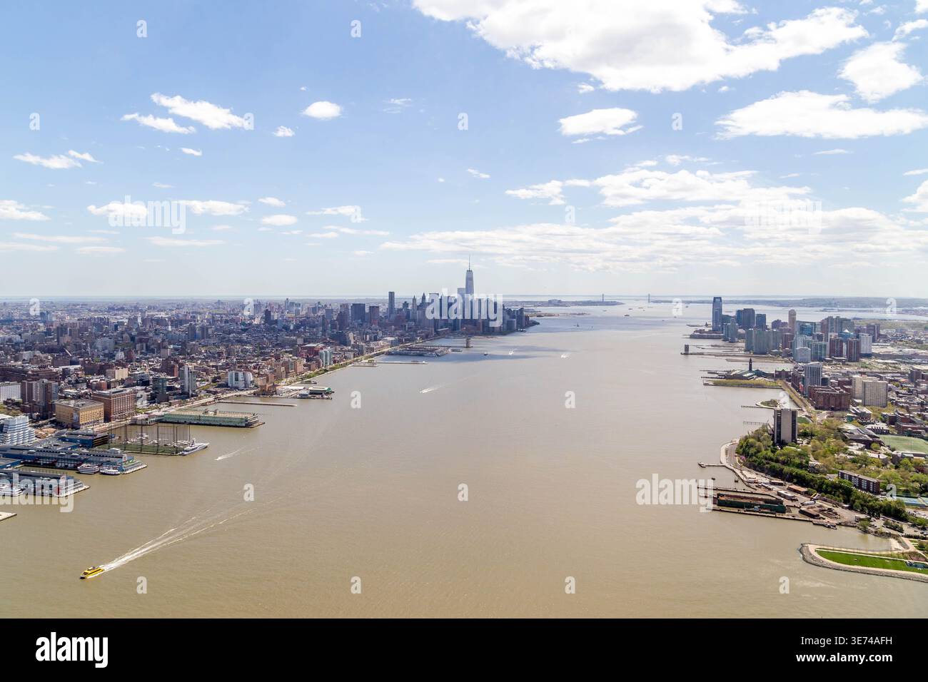 Aus der Vogelperspektive mit Blick nach Süden den Hudson River hinunter in Richtung Lower Manhattan Skyline, One World Trade Center und Jersey City Waterfront an einem klaren Tag Stockfoto