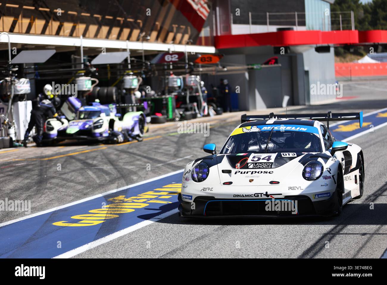 Barcelona, Spanien. April 2026. #54 Porsche 911 GT3 (992) Evo von Reinhold KRAHN (CAN) und Matteo CRESSONI (ITA) (DINAMIC GT) Porsche GT3 schreit vorbei Stockfoto