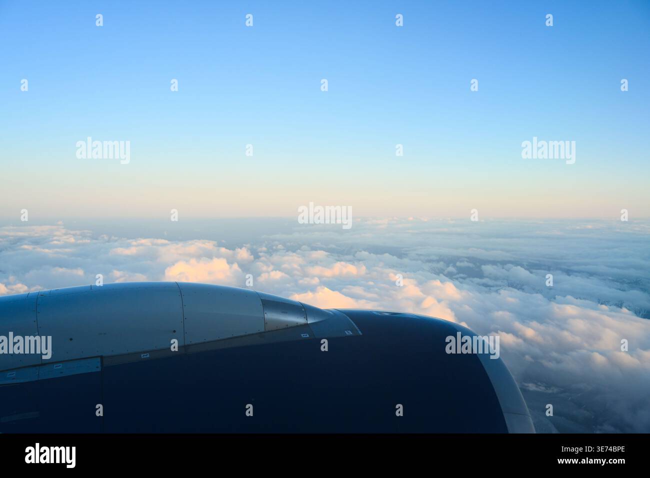 Blauer Himmel und Horizont mit weißen Wolken hinter großen Flugzeugtriebwerken Stockfoto