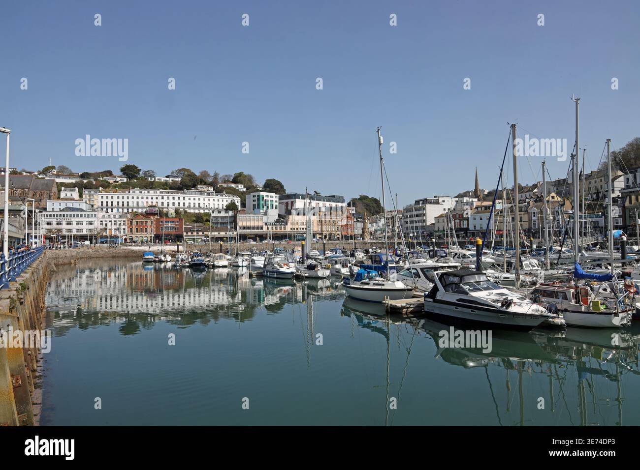 Die Torquay Marina ist ein traditioneller Hafen, umgeben von Geschäften, Bars und mehr in Totquay Stockfoto