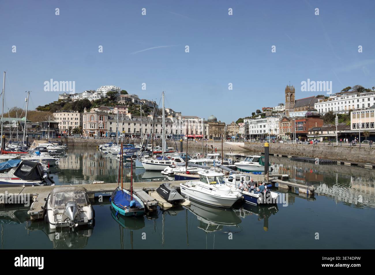 Die Torquay Marina ist ein traditioneller Hafen, umgeben von Geschäften, Bars und mehr in Totquay Stockfoto