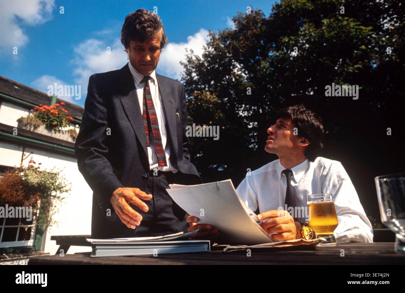 Sebastian Coe, Athlet und zukünftiger Kandidat der Konservativen für Falmouth, mit einigen seiner Wähler, 1990 Stockfoto