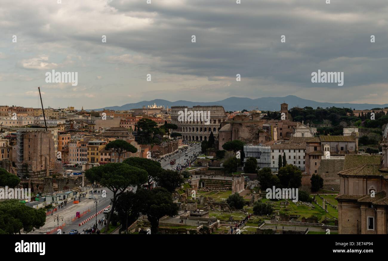 Wunderschönes Panorama Kolosseum und Forum Forum vista im Frühling, Rom, Italien Stockfoto