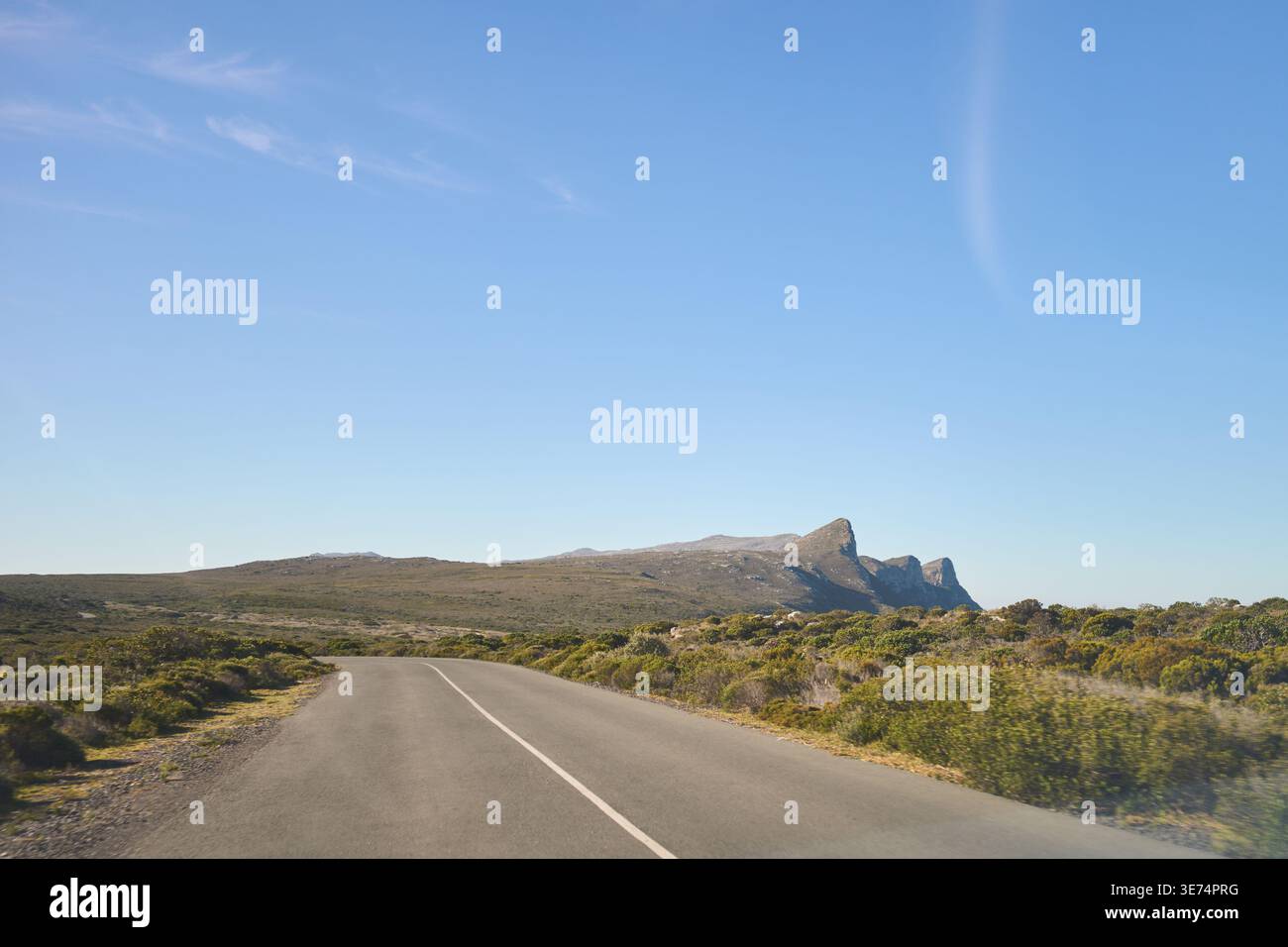Reise Durch Die Malerische Landschaft. Reiseszene Mit Offenem Himmel Und Natürlicher Umgebung Stockfoto