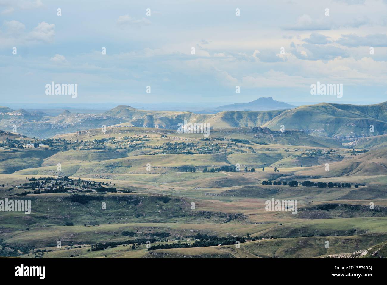 Riesige Felsformationen Erstrecken Sich Afar. Karges Bergplateau Mit Zerklüfteten Mesas Und Gedämpften Erdtönen Stockfoto