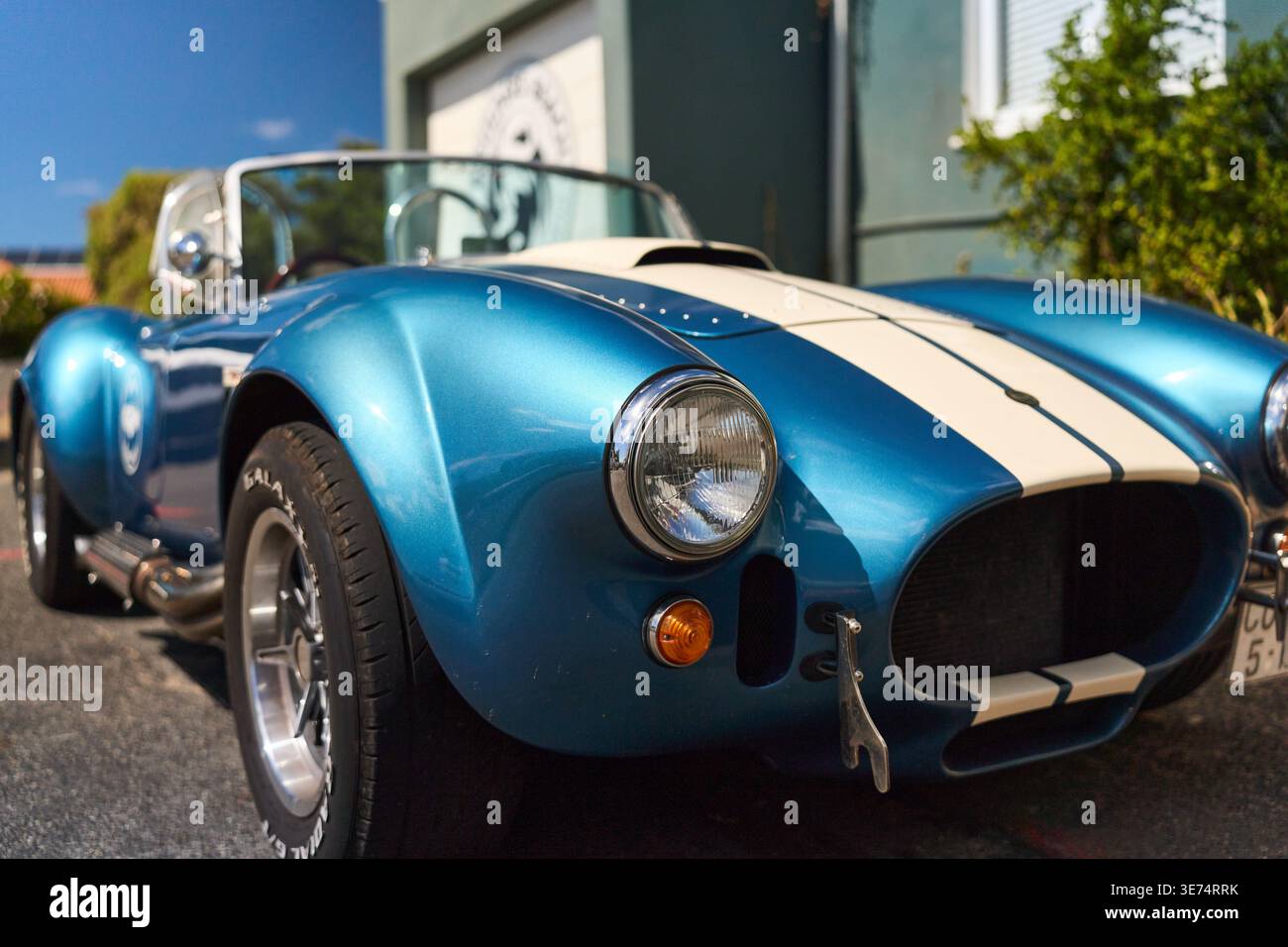 Altmodisches Automobil Mit Poliertem Metall-Look Und Auffälligem Racing Stripe-Muster Auf Der Karosserie Stockfoto