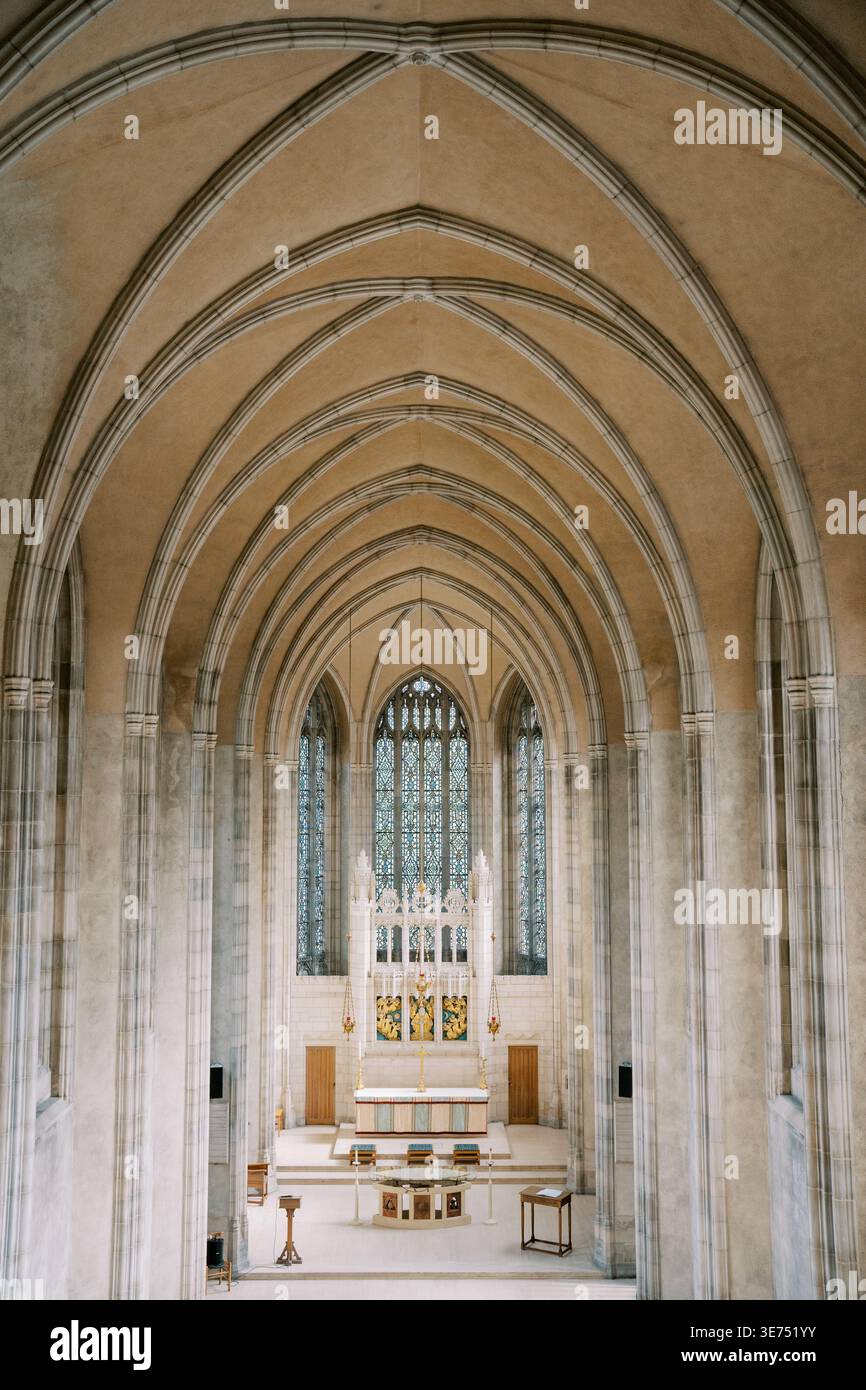 Das Innere der historischen gotischen Kathedrale mit raffiniertem Tracery und ruhiger spiritueller Atmosphäre Stockfoto