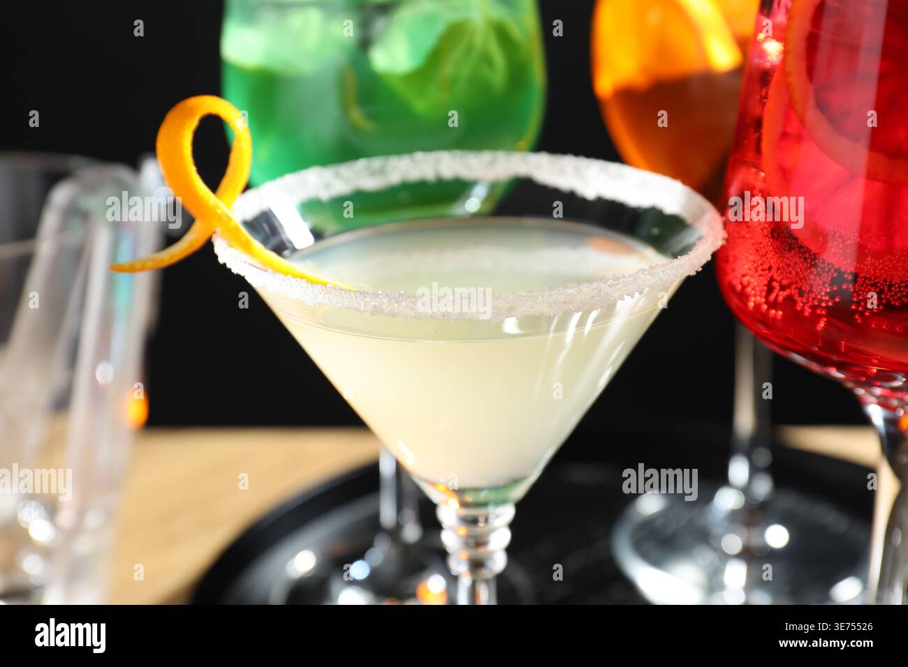 Verschiedene leckere Cocktails in Gläsern auf dem Tisch, Nahaufnahme Stockfoto