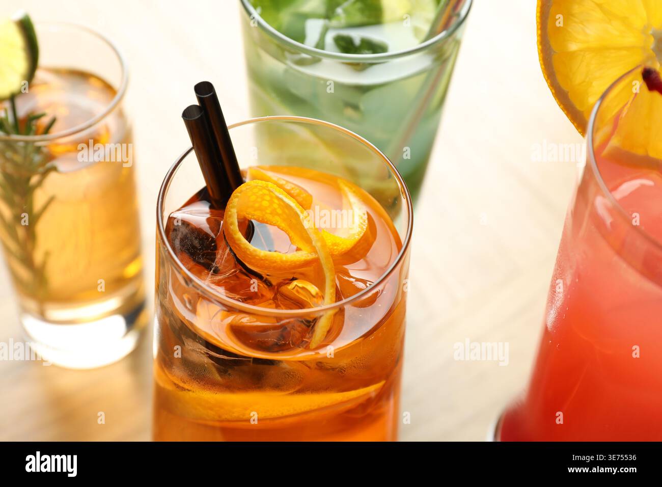 Verschiedene leckere erfrischende Cocktails in Gläsern auf dem Tisch, Nahaufnahme Stockfoto