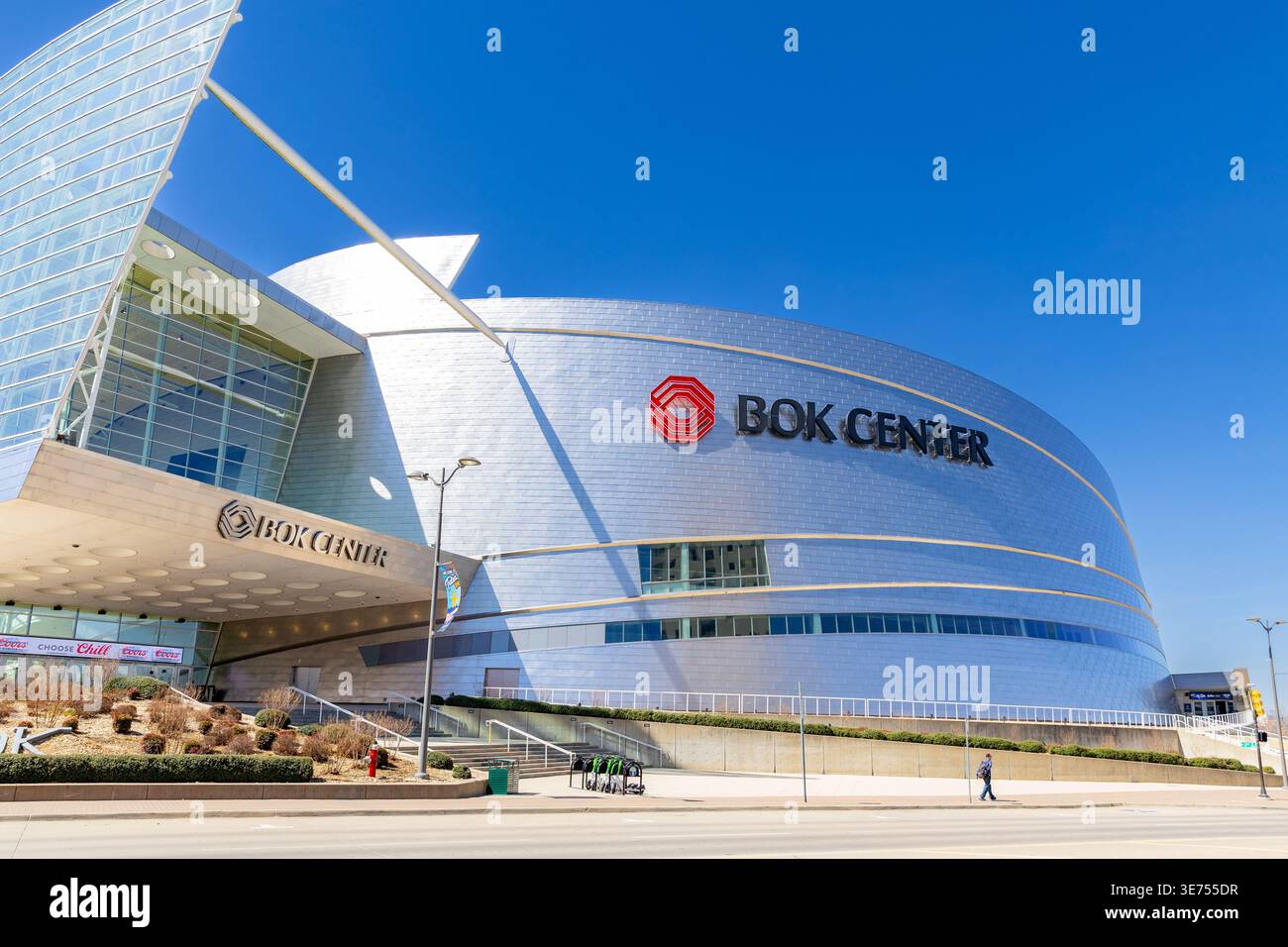 Tulsa, OK - 20. März 2026: Außenansicht des BOK Centers, einer großen Sport- und Unterhaltungsstätte in Tulsa, Oklahoma. Stockfoto