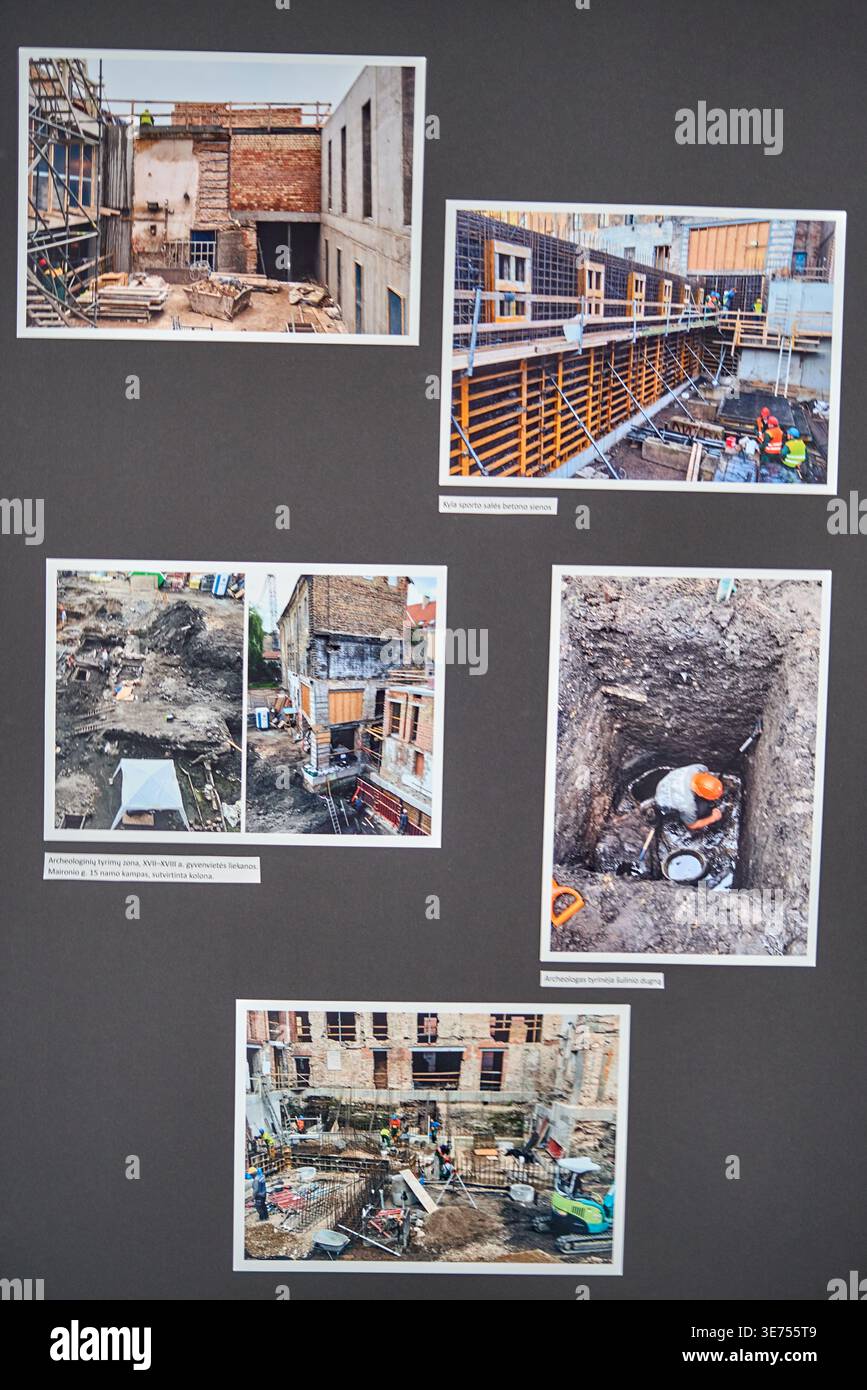 Eine Anzeigetafel mit sechs Fotos, die Bau- und archäologische Ausgrabungsarbeiten an städtischen Baustellen dokumentieren. Die Bilder zeigen Stockfoto