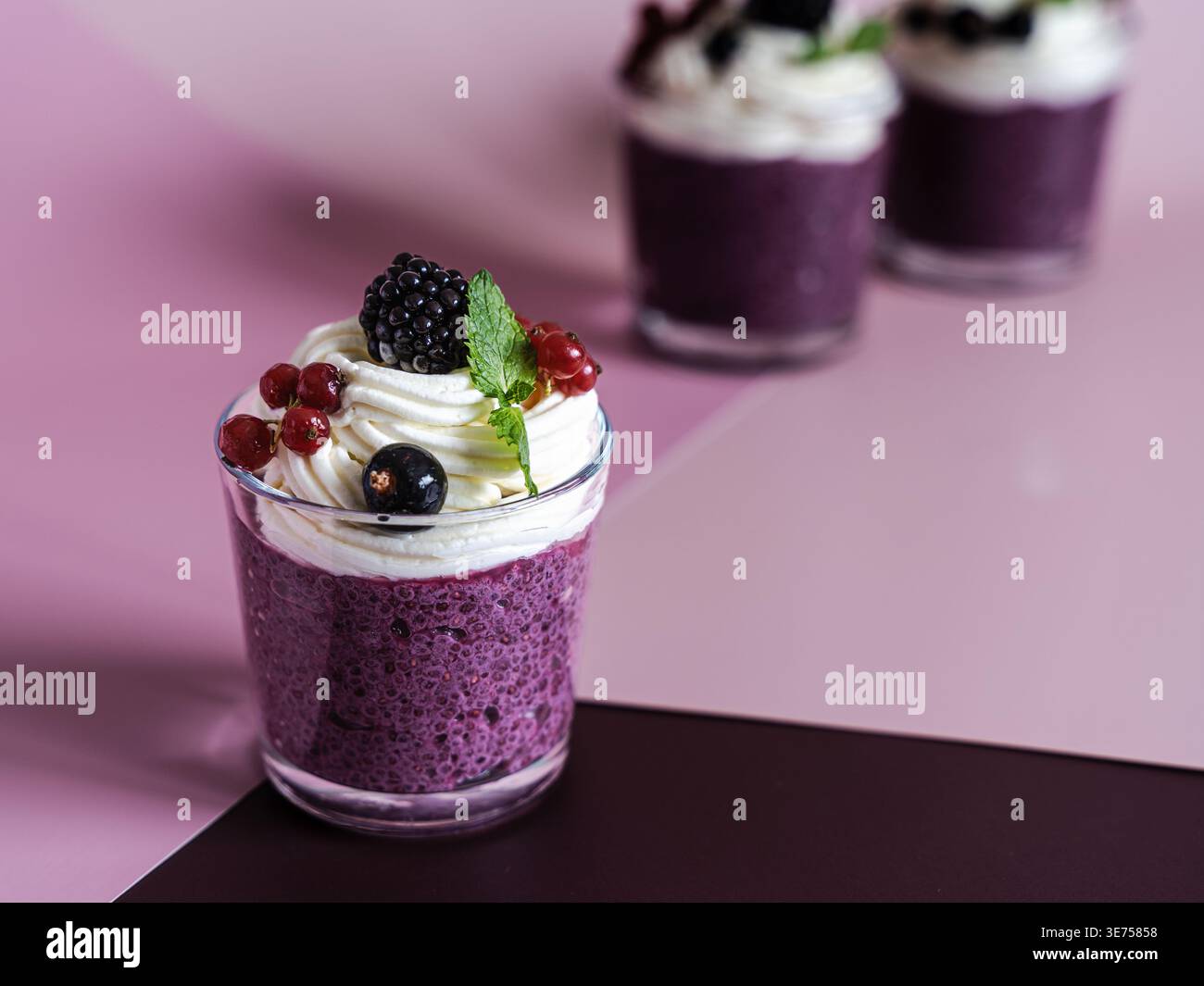 Vorderansicht des Beeren-Desserts mit Sahne und frischem Obst auf sauberem rosa Hintergrund Stockfoto