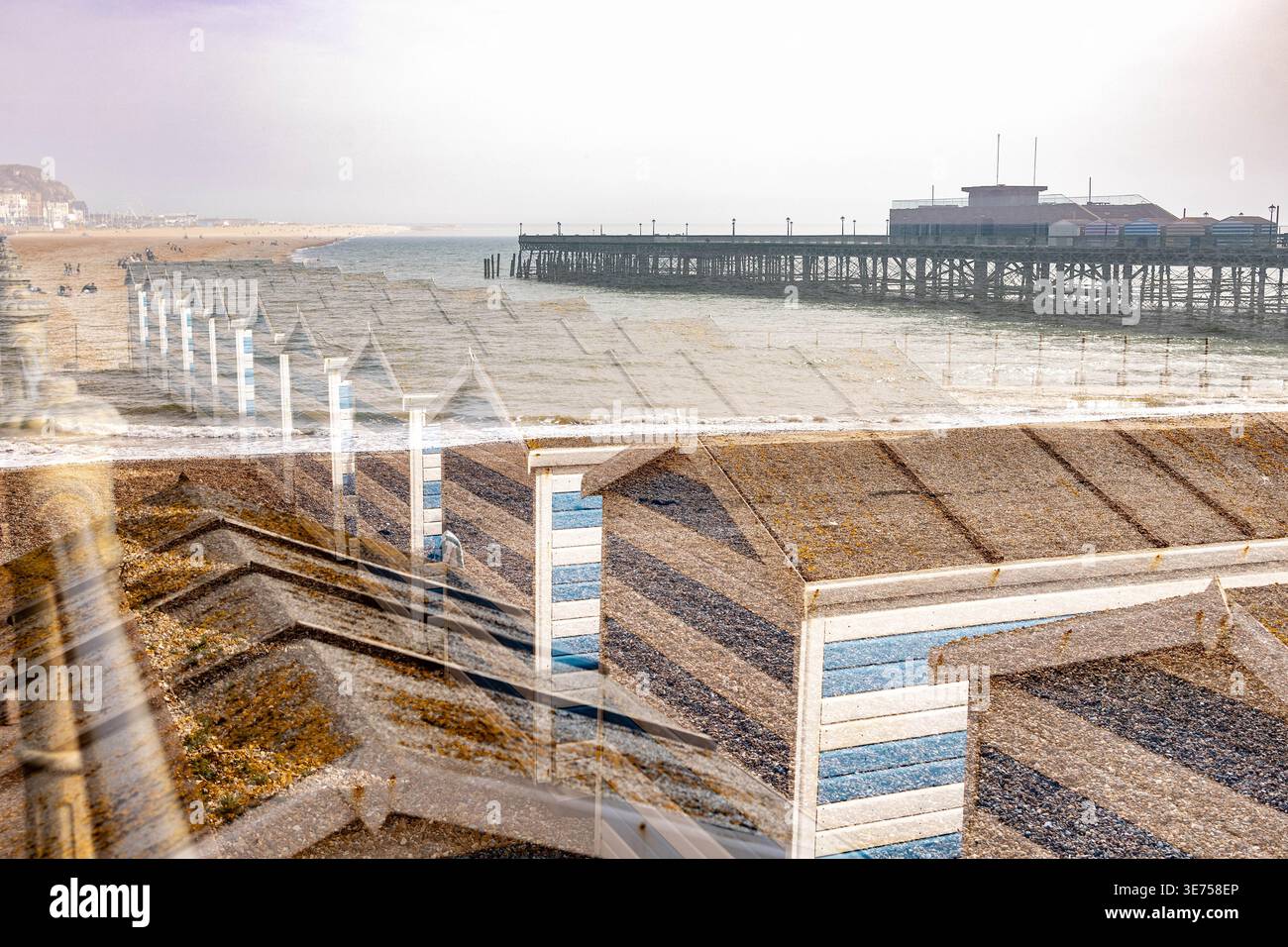 Doppelte Exposition mit Strandhütten und Pier Stockfoto