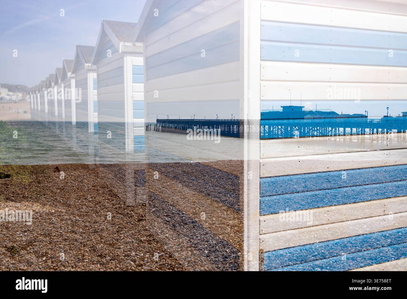 Doppelte Exposition mit Strandhütten und Pier Stockfoto