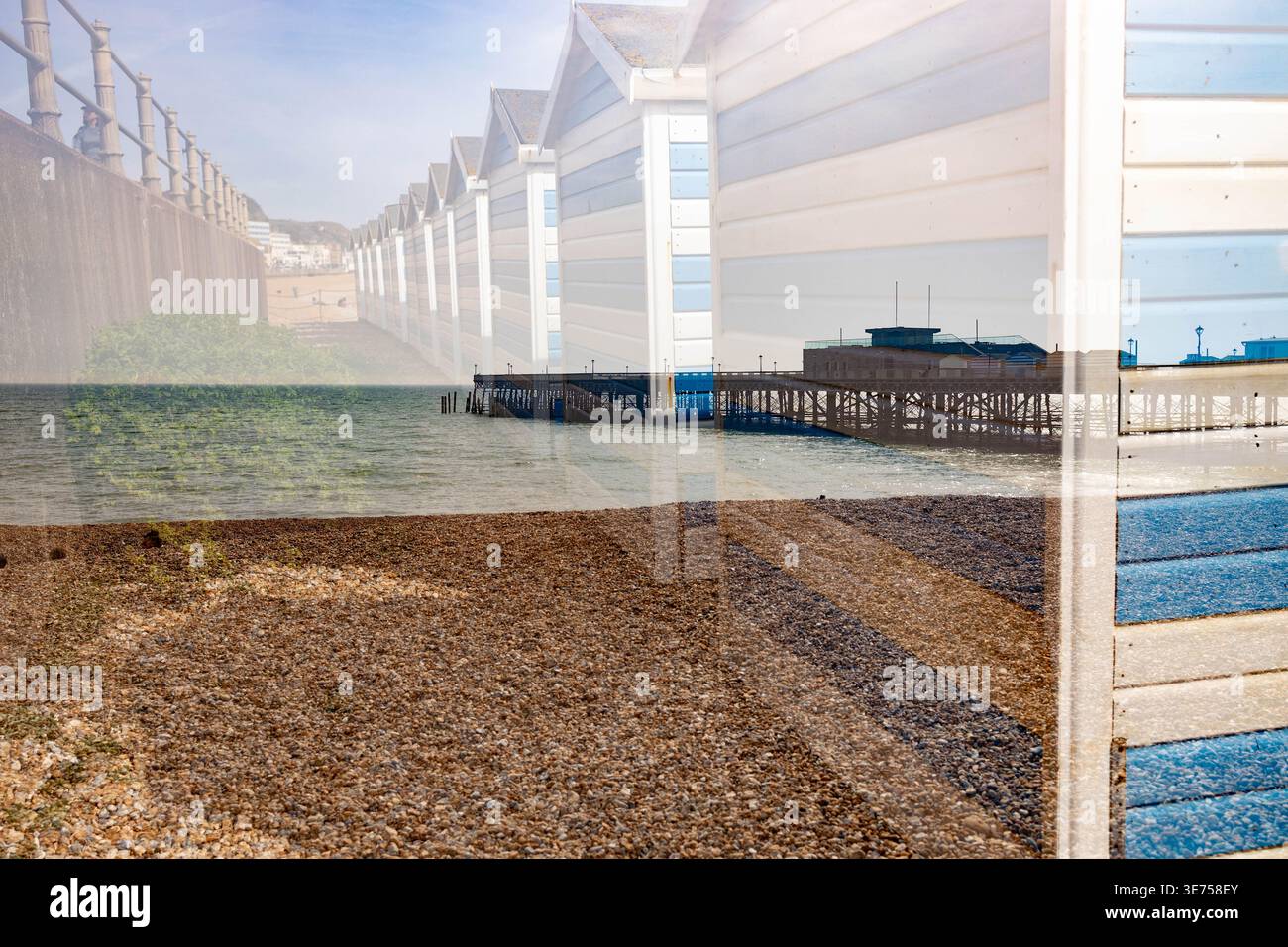 Doppelte Exposition mit Strandhütten und Pier Stockfoto
