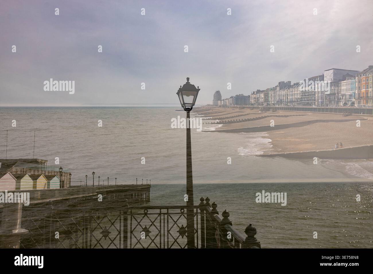 Doppelte Exposition von Hastings Seafront und Pier Laternenpfahl Stockfoto
