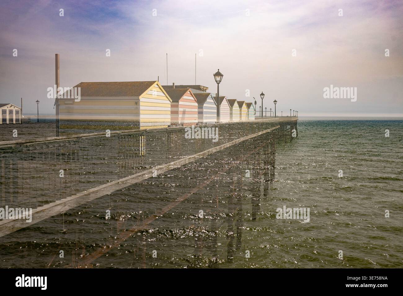 Doppelte Exposition mit Strandhütten und Pier Stockfoto