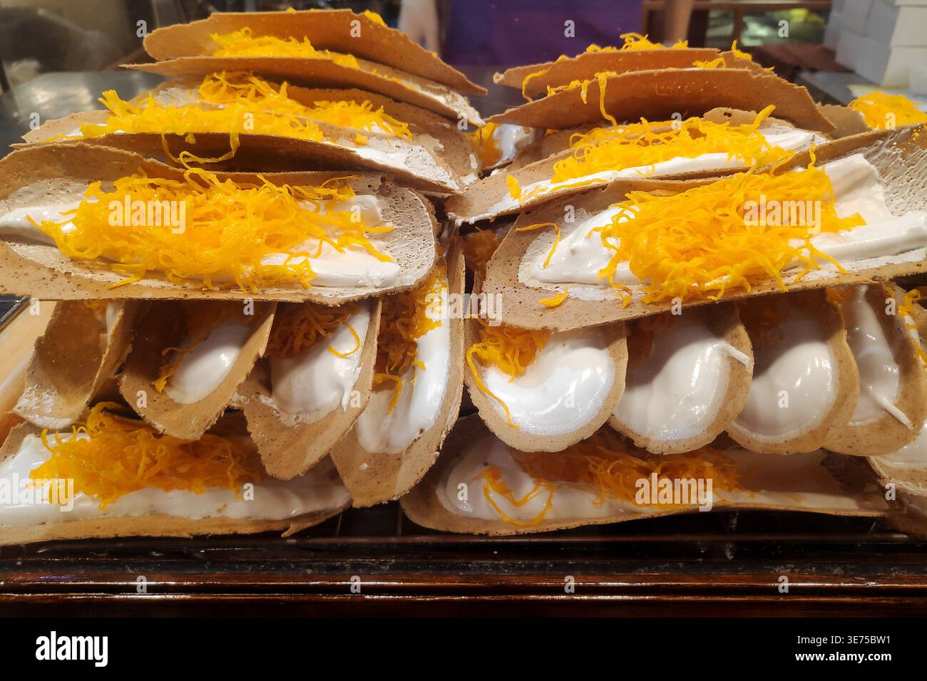 Herzhafte thailändische knusprige Pfannkuchen (Khanom Buang) zum Verkauf an einem Marktstand. Stockfoto