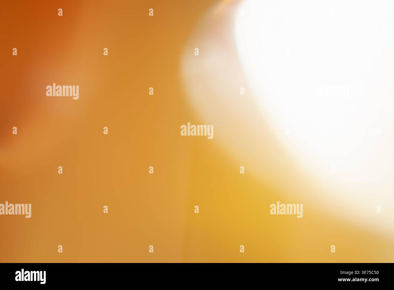 Warm-oranger abstrakter Hintergrund mit hell-weißem, leuchtendem Licht Stockfoto
