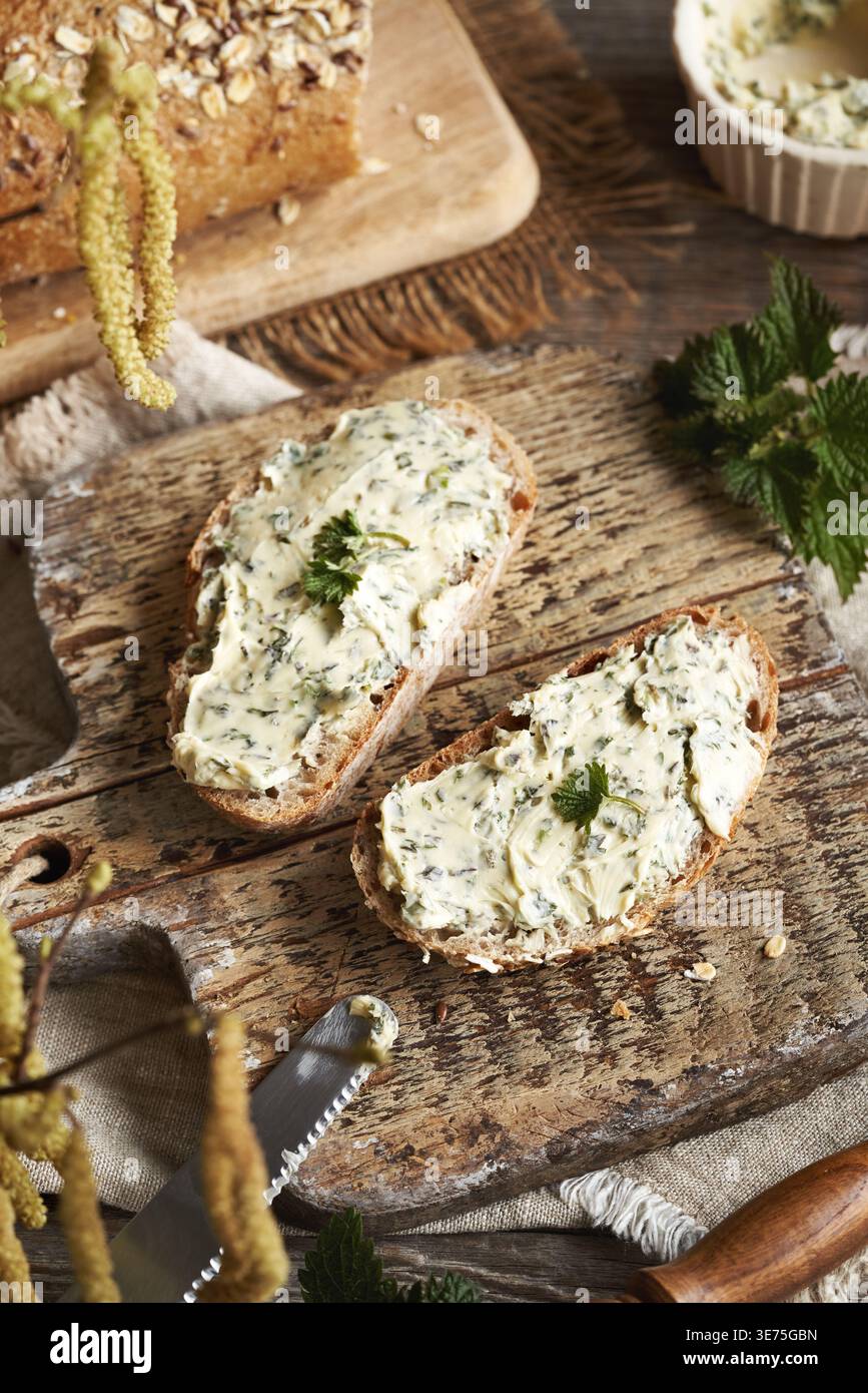 Brennnesselbutter – hausgemachte Aufstrich auf Brotscheiben auf einem Tisch Stockfoto