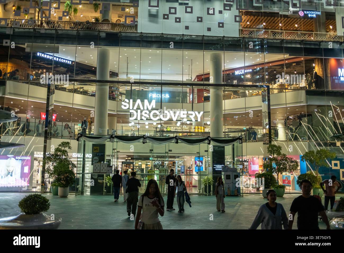 Siam Discovery Centre bei Nacht in Bangkok Thailand Stockfoto