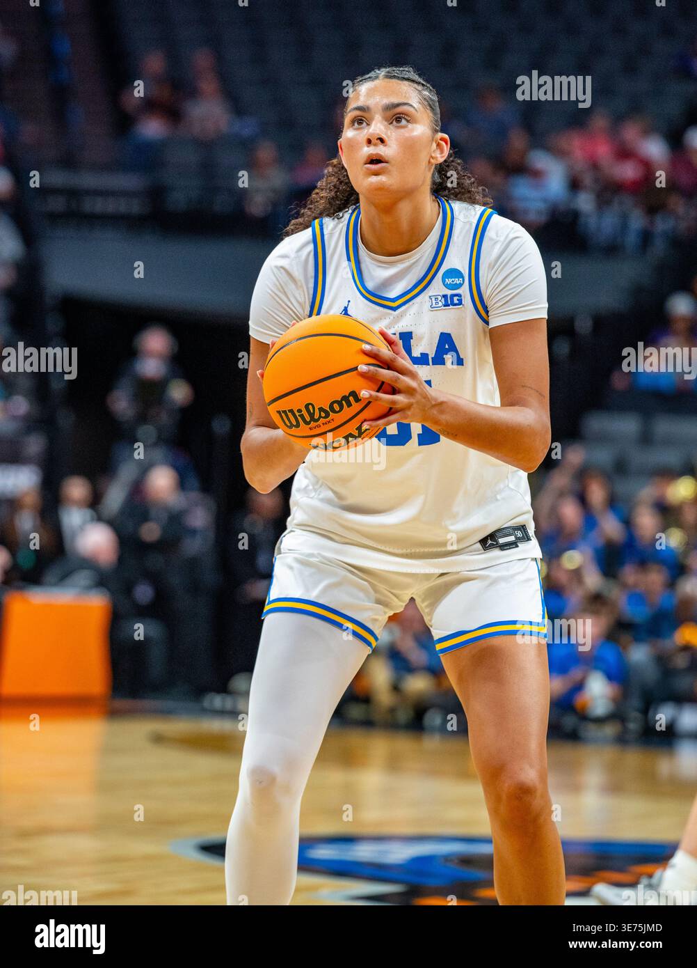 UCLA-Center Lauren Betts (51) macht einen Foul-Schuss beim NCAA Women's Basketball Tournament Sweet 16 gegen Minnesota im Golden 1 Center. Stockfoto