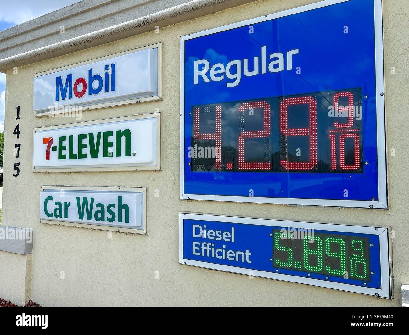 Venedig, Florida, USA, Nahaufnahme, Gaspumpen an der örtlichen amerikanischen Tankstelle, „Mobil Oil Co.“ Gaspreise Stockfoto