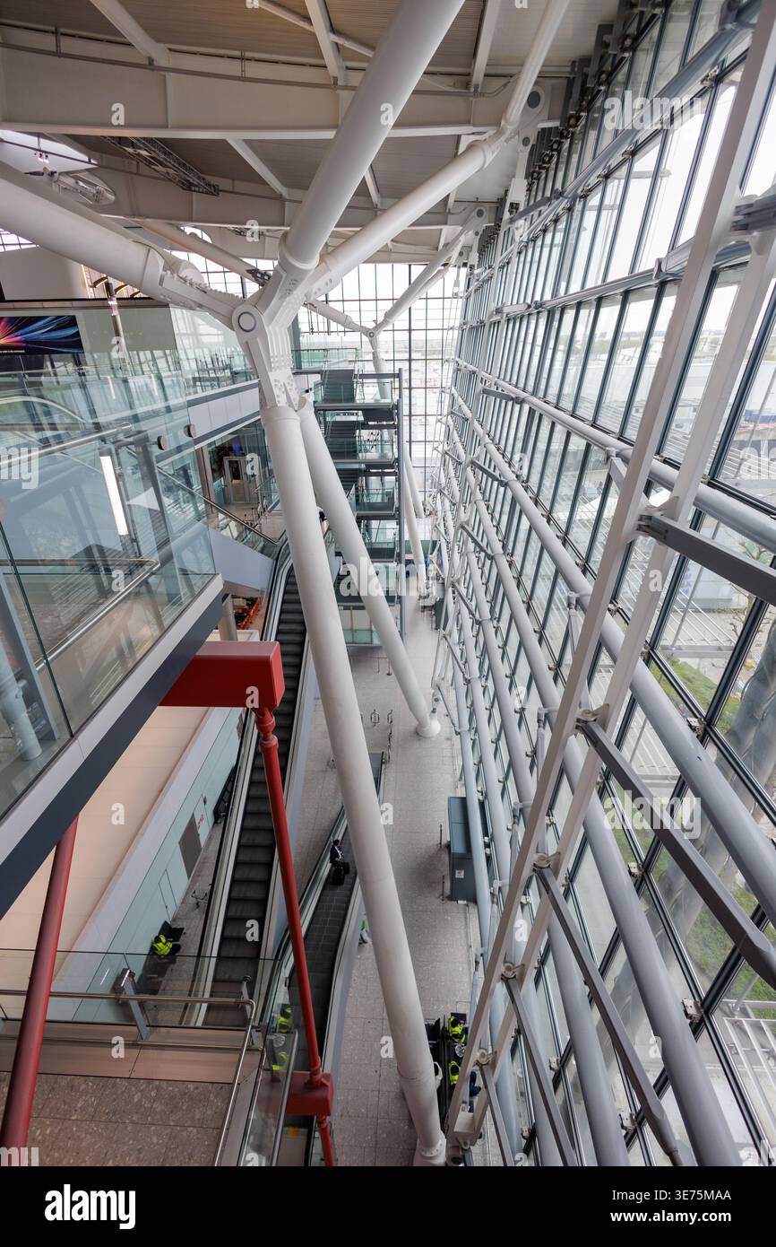 Moderne Stahl- und Glasstruktur am Flughafen Heathrow Terminal 5, London, Großbritannien Stockfoto