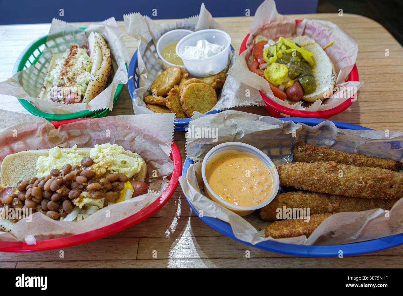 Melbourne Florida, Senf berühmtes Hot Dogs Restaurant, Hot Dogs Mahlzeiten Pommes Zwiebelringe Mozzarella Sticks Dipping Saucen, Körbe Papier Futter Tischplatte Stockfoto