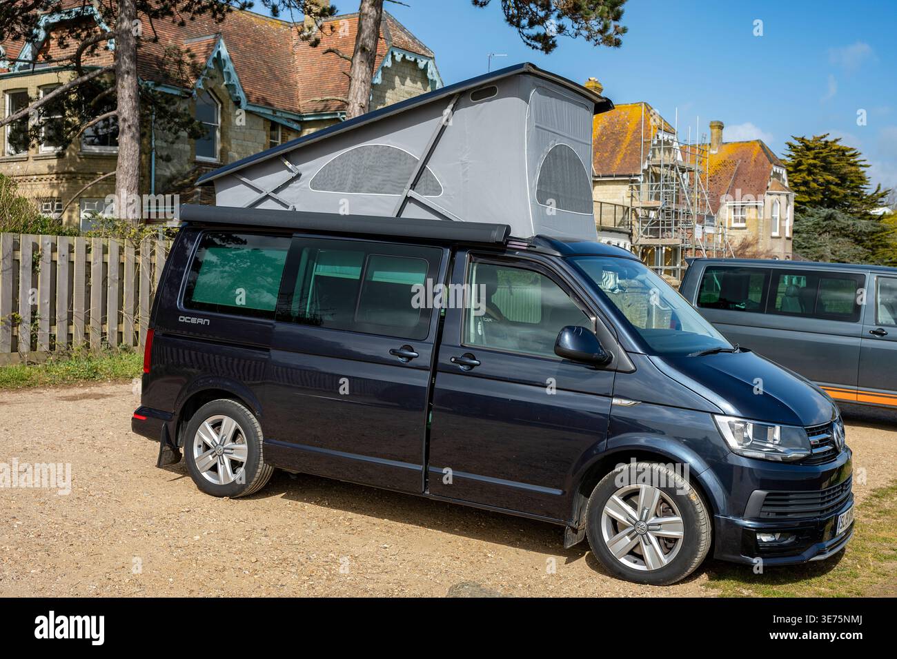 Volkswagen T6 California Wohnmobil mit Hubdach. Stockfoto