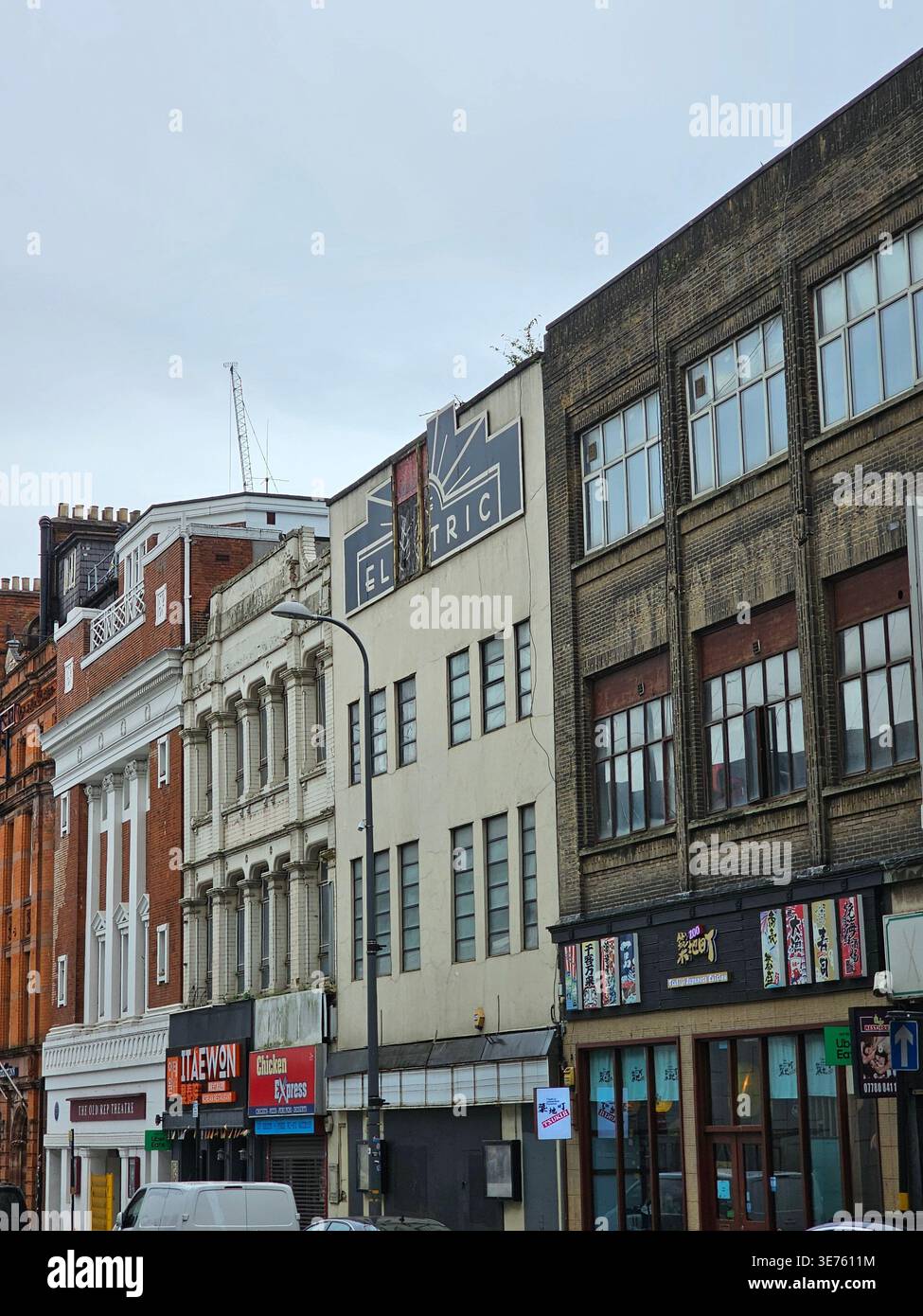 Beschädigte Schilder an der Vorderseite des Electric Cinema, Birmingham - Smartphone-aufgenommenes Stockfoto