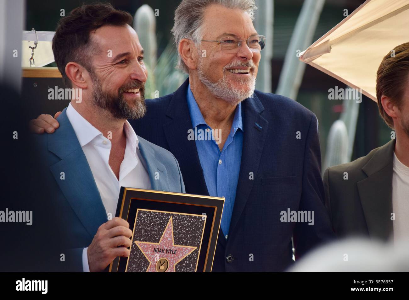 Noah Wyle posiert mit Jonathan Frakes bei der Hollywood Walk of Fame Zeremonie in Los Angeles, Kalifornien. Stockfoto