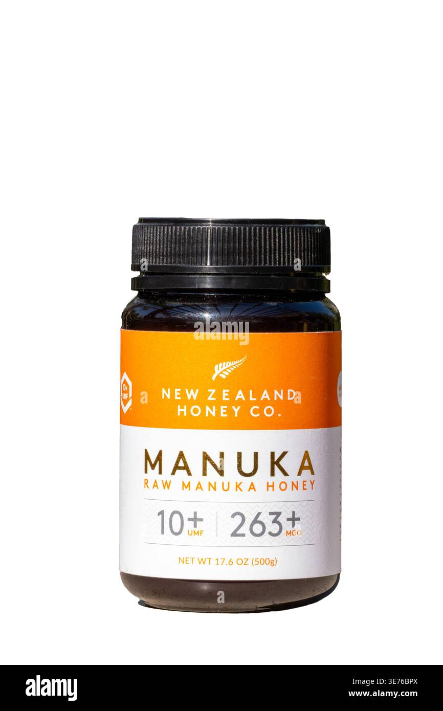 Glas New Zealand Honey Co. Roher Manuka-Honig, UMF 10+ MGO 263+, 500 g, auf weißem Hintergrund Stockfoto