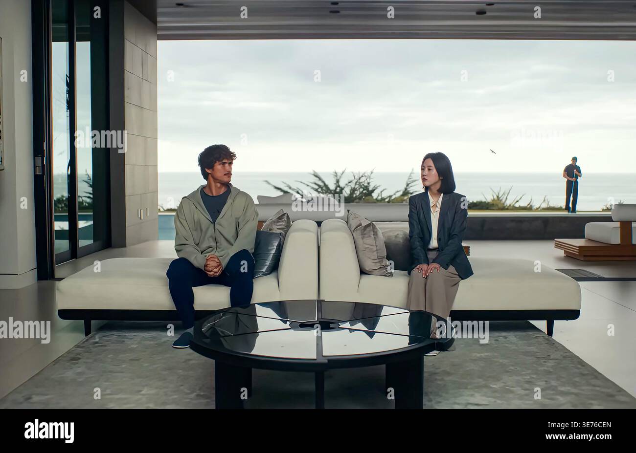 USA. Charles Melton und Seoyeon Jang in einer Szene aus (C)Netflix-Serie: Beef -Season 2 (2026). Ref.: LMK110-J11732-090426 wird von LMKMEDIA geliefert. Nur Redaktionell. Landmark Media ist nicht der Urheberrechtsinhaber dieser Film- oder TV-Stills, sondern bietet nur einen Service für anerkannte Medien an. pictures@lmkmedia.com Stockfoto