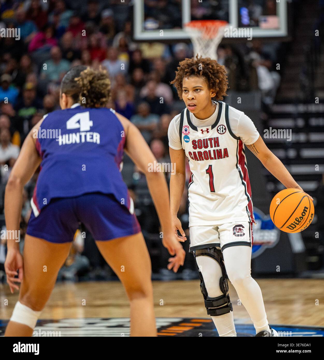 Maddy McDaniel (1) aus South Carolina spielt den Ball gegen Donovyn Hunter (4) aus TCU während des NCAA Women's Basketball Regional Final 2026. Stockfoto