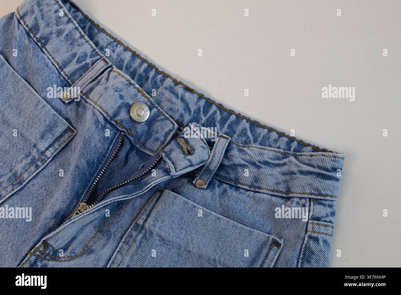 Nahansicht der Denim-Jeans mit Taschendetail und lässigem modischem Hintergrund Stockfoto