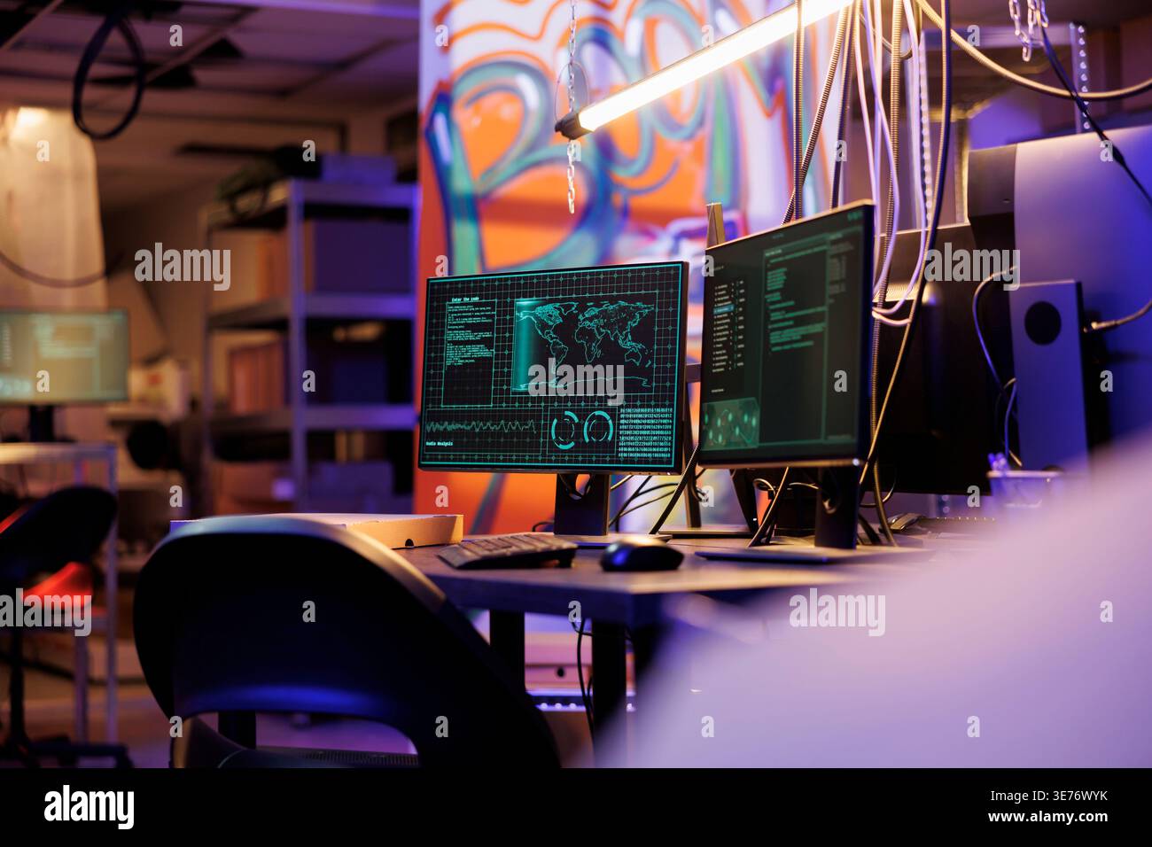 Hacker-schädliche Software, die auf Computerbildschirmen in die Datenbank eindringt. Malware, die Daten verletzt und Serverkennwörter auf Monitoren in verlassenen Lagerhäusern mit Graffiti knackt Stockfoto