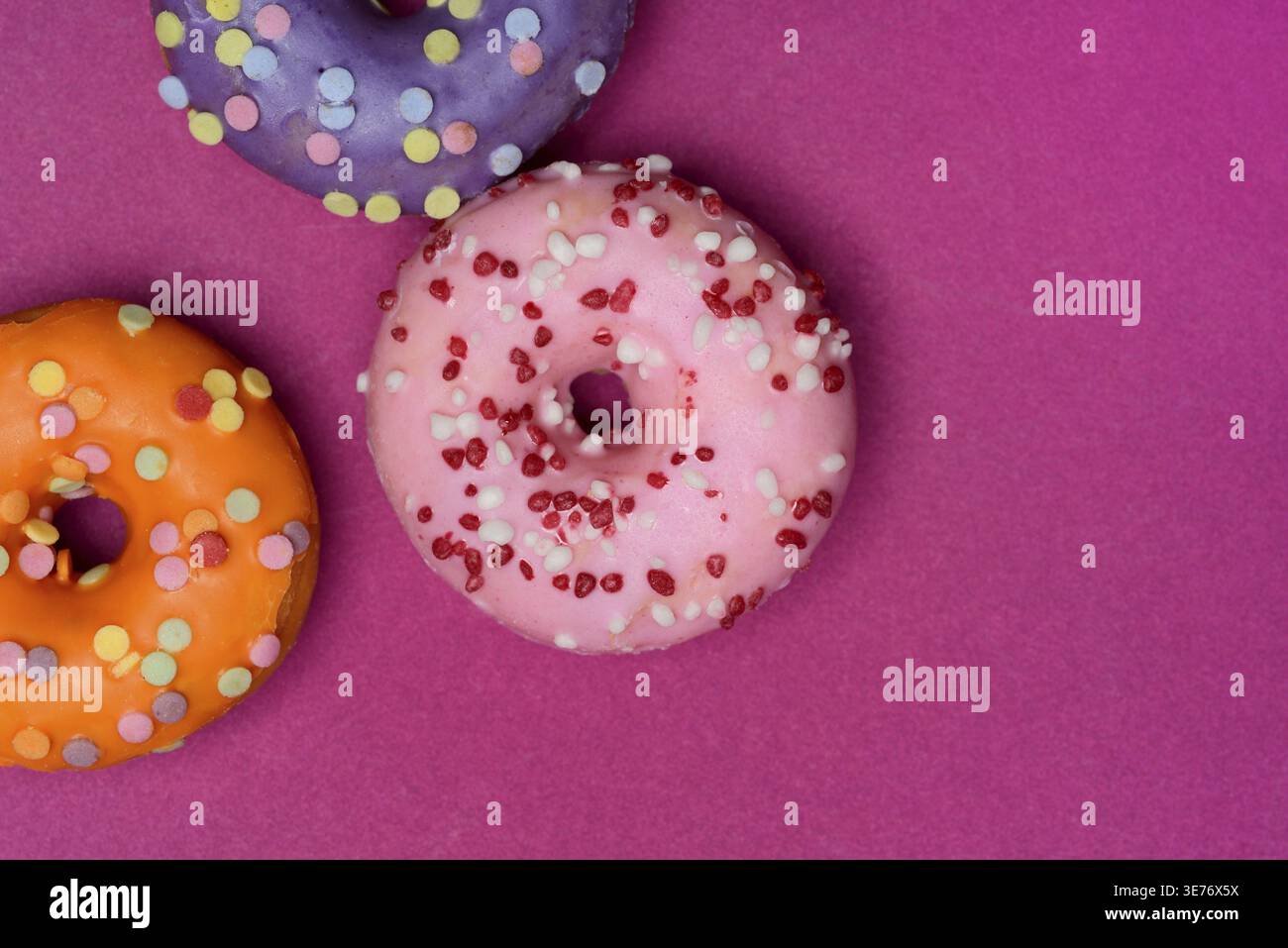 Donuts auf rosa Hintergrund, Donut Stockfoto