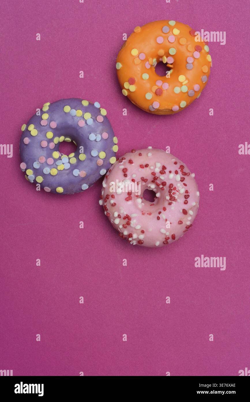 Donuts auf rosa Hintergrund, Donut Stockfoto