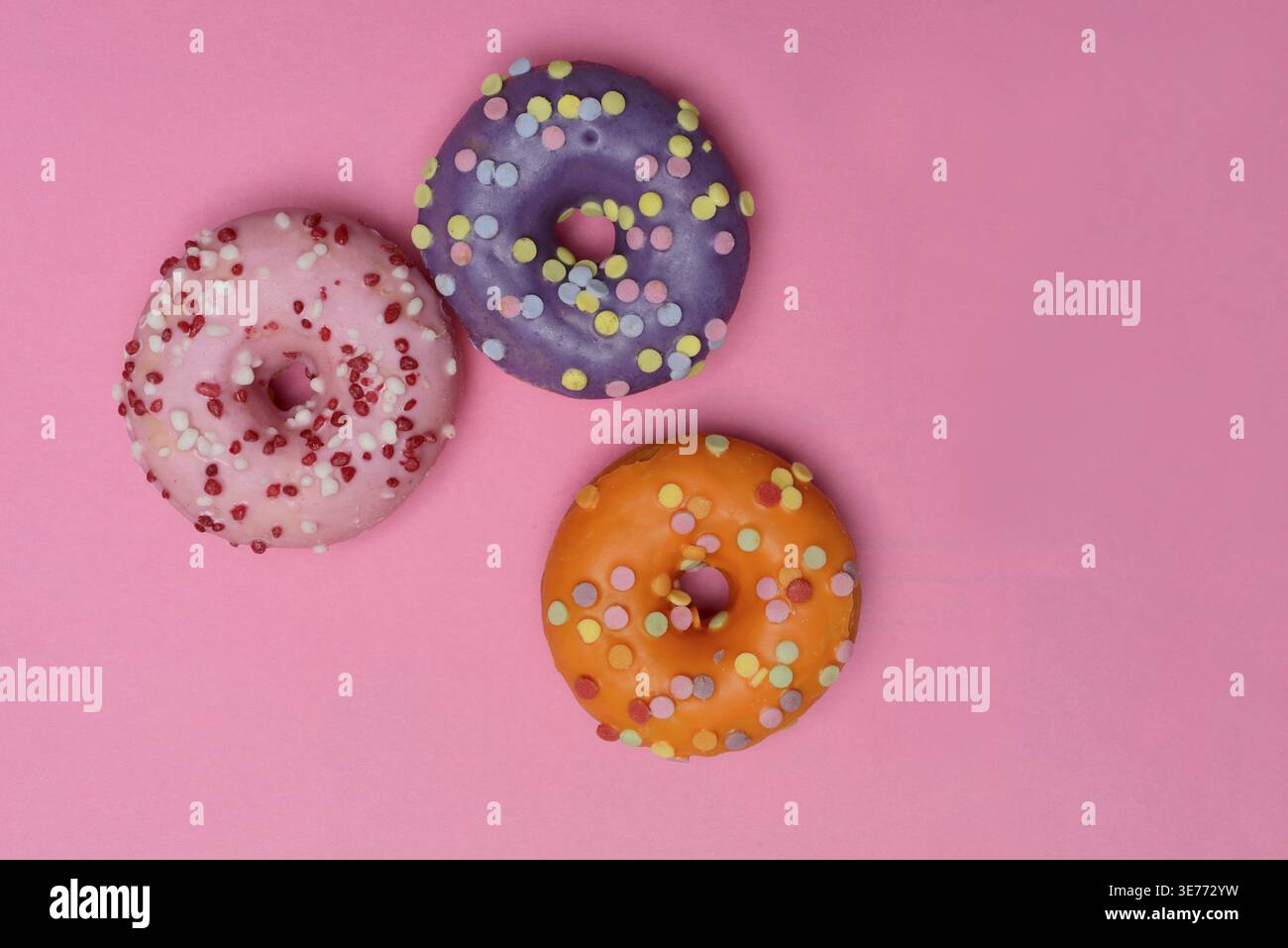Donuts auf rosa Hintergrund, Donut Stockfoto