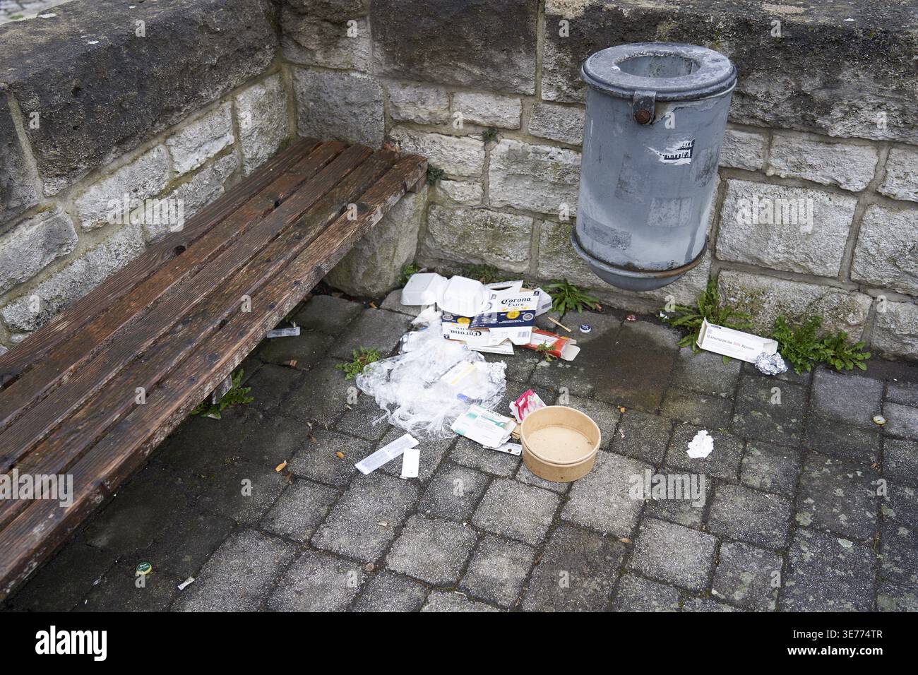 Bank mit müll -Fotos und -Bildmaterial in hoher Auflösung – Alamy