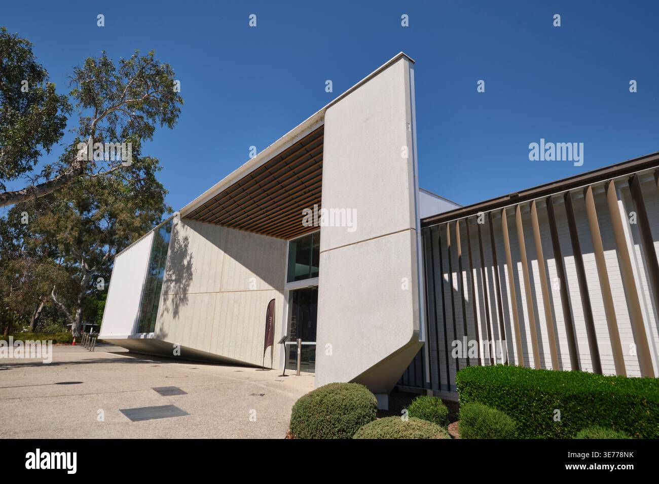 Außenfassade des modernen Rechtstheatergebäudes im internationalen Stil. Auf der Australian National University, ANU, Campus. In Canberra, Australien. Stockfoto