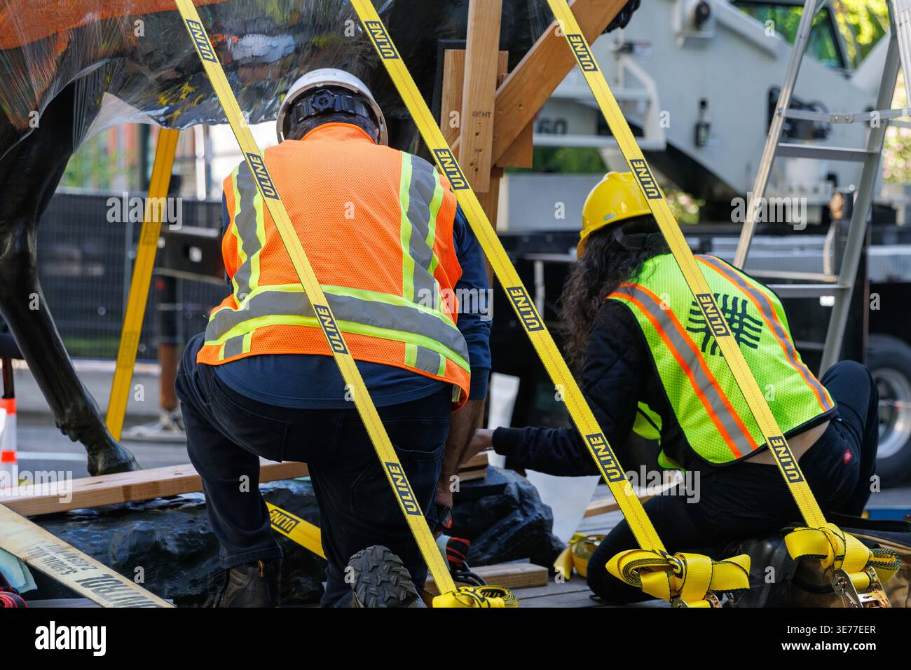 Portland, USA. April 2026. PORTLAND, OREGON, USA – 9. April 2026: Die Thompson Elk, eine 6.800 Pfund schwere Bronzestatue im Zentrum von Portland, wurde heute auf ihrem Sockel ersetzt, nachdem sie 2020 während der Black Lives Matter Proteste zur Verwahrung entfernt worden war. The Elk, ein Wahrzeichen an der Main Street in Portland, war ein Geschenk des ehemaligen Bürgermeisters David Thompson im Jahr 1900. (Foto: John Rudoff/SIPA USA) Credit: SIPA USA/Alamy Live News Stockfoto