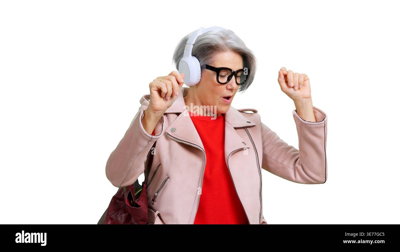 Energische reife Frau, die Musik und Tanz genießt Stockfoto