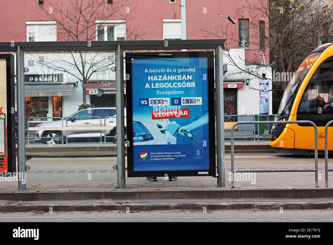 Ungarisches Straßenplakat, auf dem festgestellt wird, dass Benzin und Diesel dank der von der Regierung eingeführten Preisobergrenze in Ungarn innerhalb Europas am billigsten sind Stockfoto