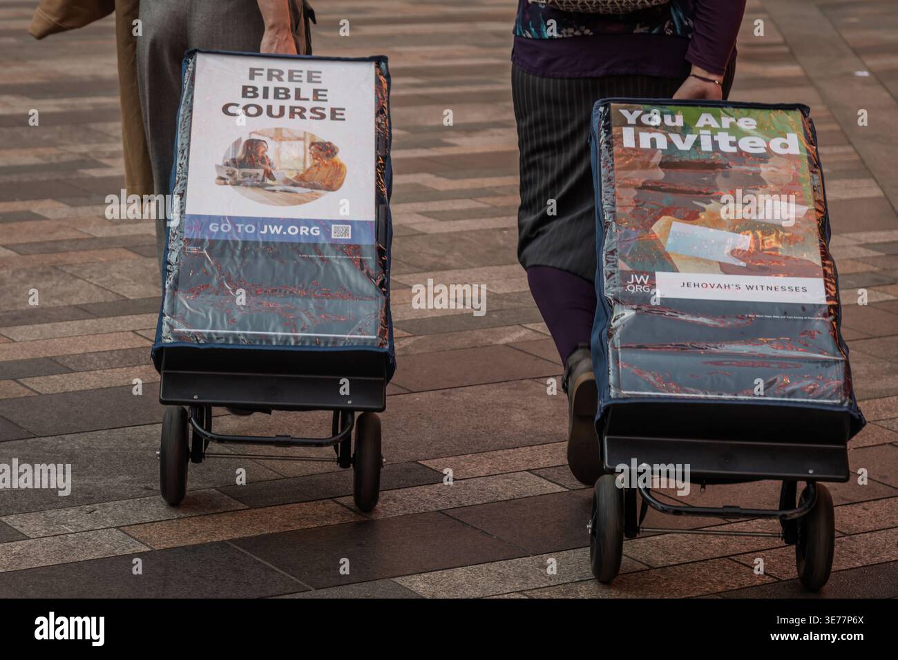 Zeugen Jehovas mit Bibelkursen, London Stockfoto