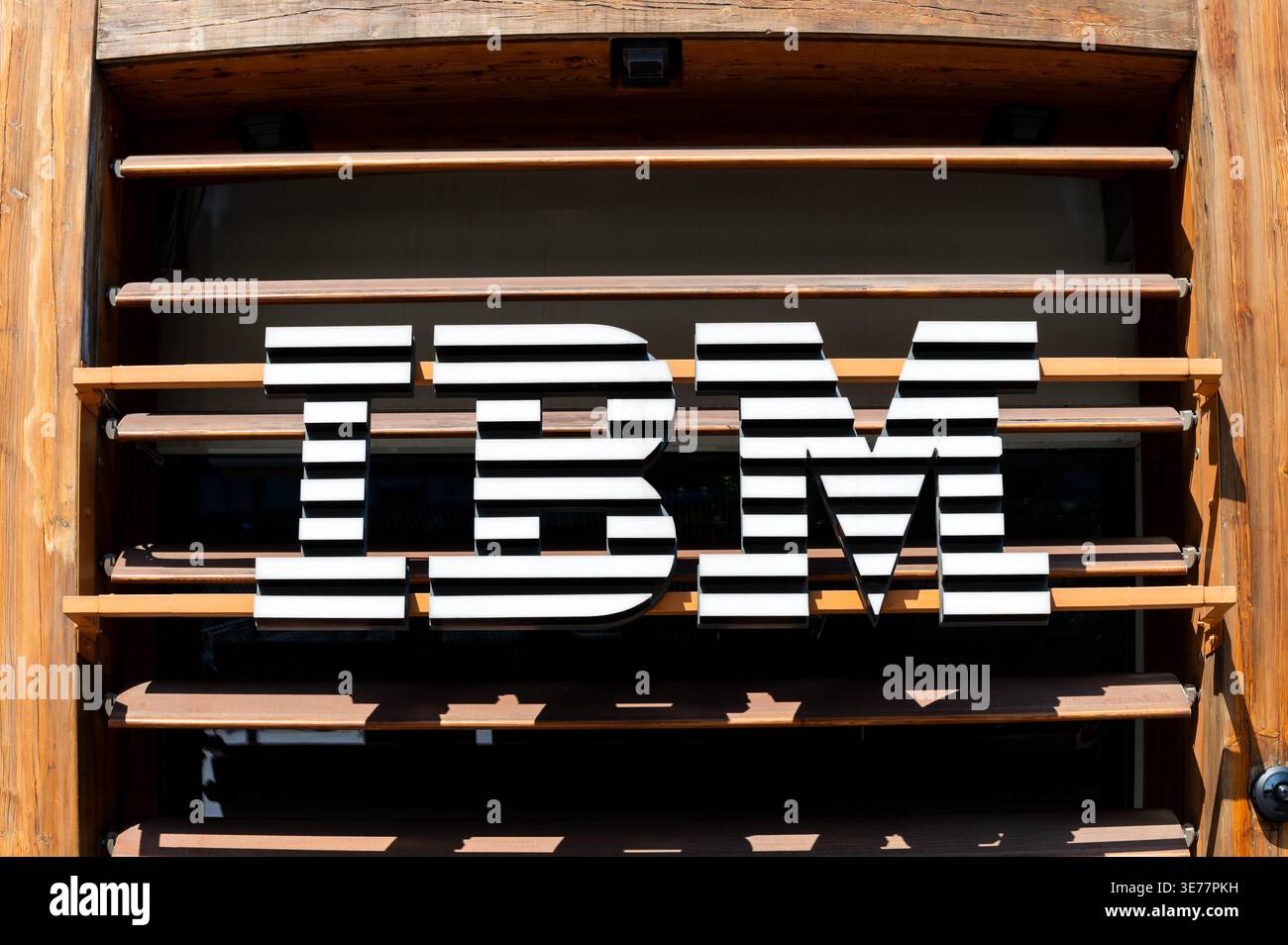Mailand, Italien - 9. April 2025: Nahaufnahme des IBM-Logos mit dem legendären Streifendesign, montiert auf dem IBM Client Center in Mailand, Italien Stockfoto