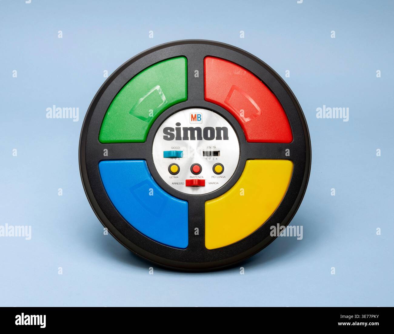 Pavia, Lombardei, Italien-30. März 2026: Klassisches Simon-Spiel mit Retro-Spielzeug und Technologie aus den 1980er Jahren auf blauem Hintergrund. Wird unter Strg+Alt M angezeigt Stockfoto