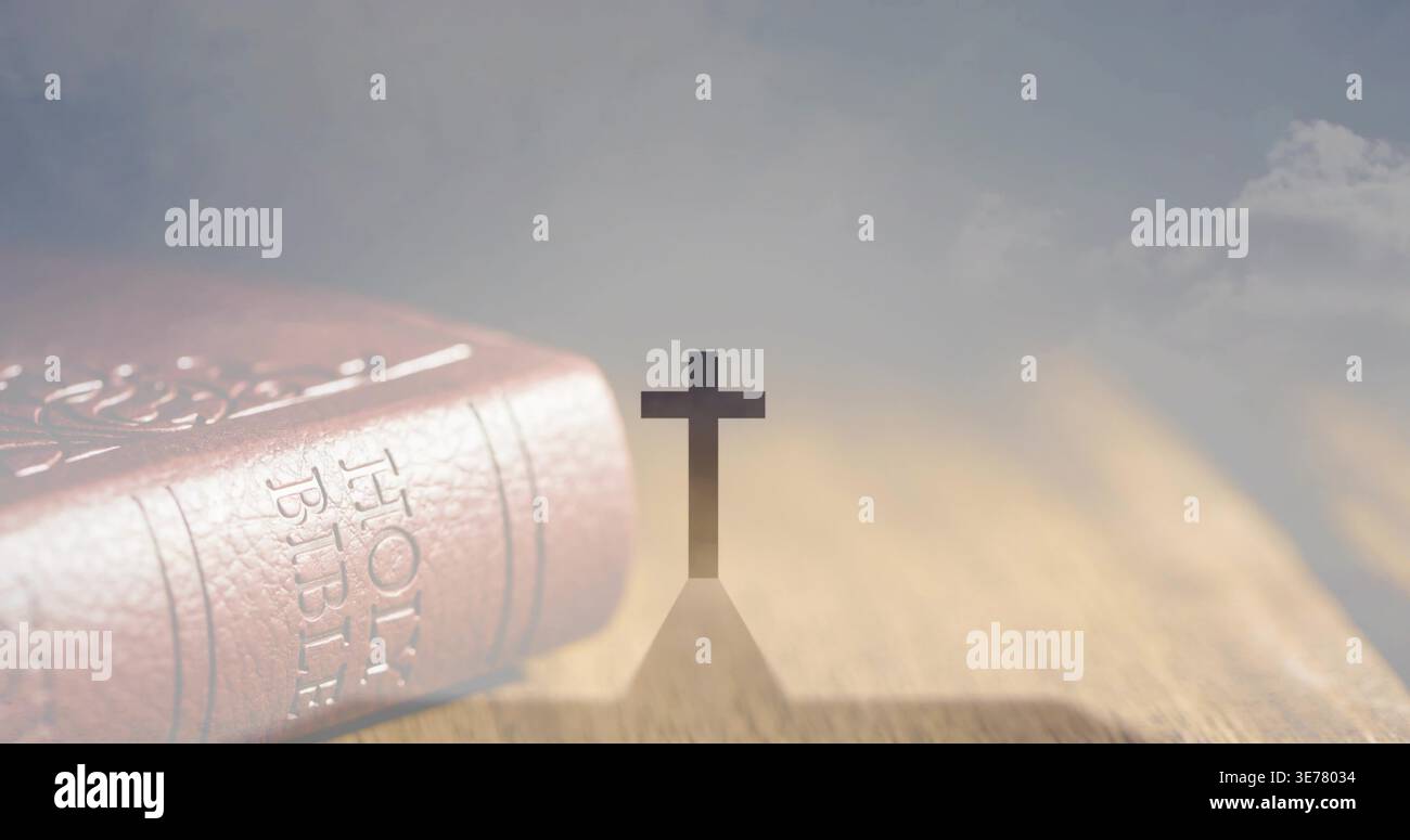 Schlichte Kreuzsilhouette, die langen Schatten auf hölzernen Tischplatten erzeugt, mit der Heiligen Bibel aus Leder Stockfoto