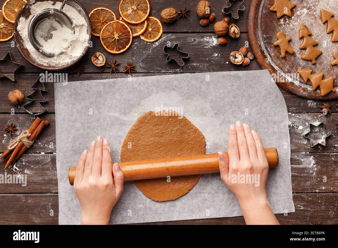 Frau, die Teig für Lebkuchenkekse ausrollt Stockfoto